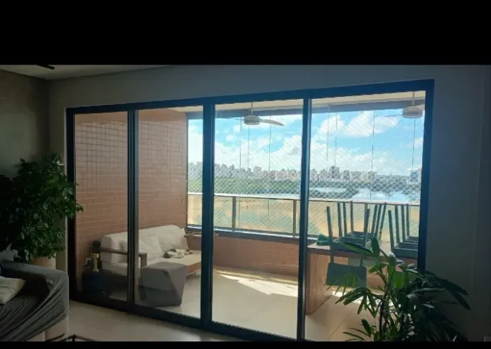 Vendo uma porta de vidro.dimenções:4 metros de comprimento 1 metro de largura e 2.10 altur