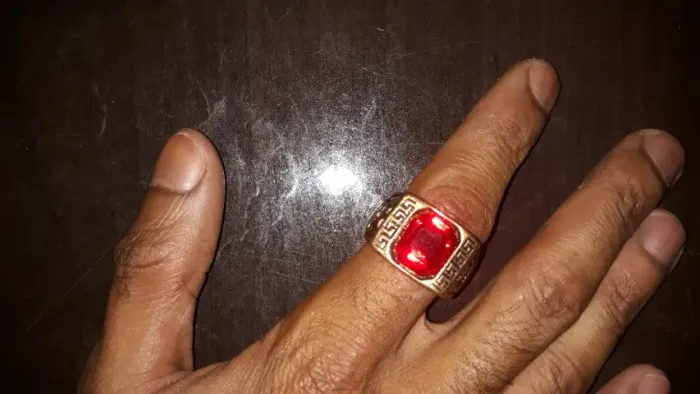 Anel Dourado Com Pedra Vermelha