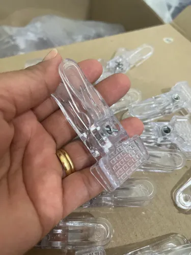 Presilha de acrílico para cabide