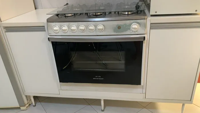 Fogão de seis bocas embutido com armário