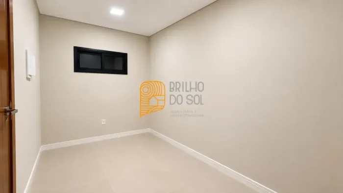 Casa Contemporânea em Condomínio Fechado | 3 Suítes | Piscina | Área Gourmet | 200 m²