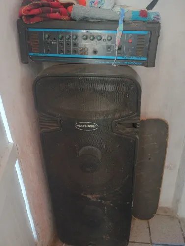 Vendo Caixa de som com defeito liga fica xiando