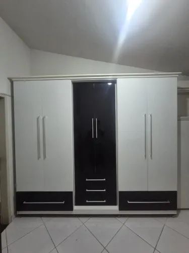Guarda roupa casal com 6 portas, 3 gavetas e 2 gavetões (espelho interno)