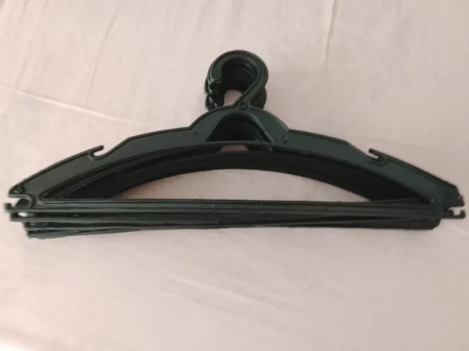 10 cabides pretos por 20,00