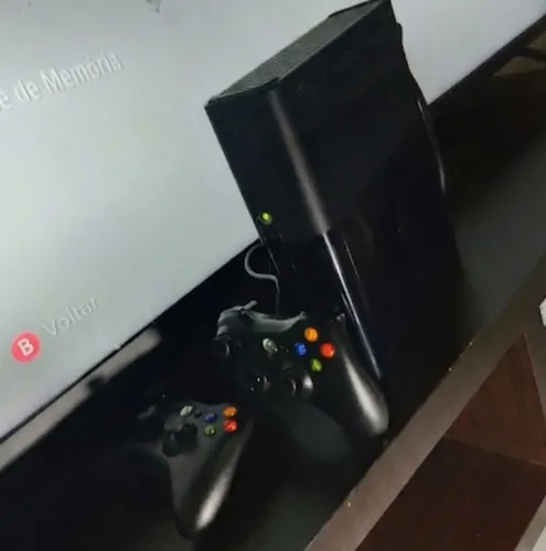 Xbox 360 super slim dois controles