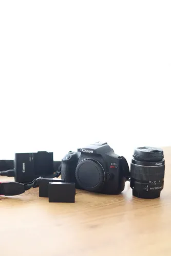 Câmera Canon T6 + lente do kit, carregador e bateria