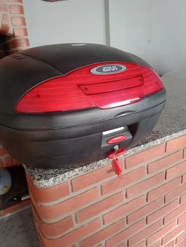 Baú de moto marca Givi 45 litros