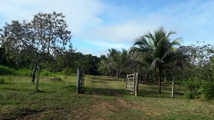 sítio localizado no km 180 da AM-010, próximo à Vila de Lindóia