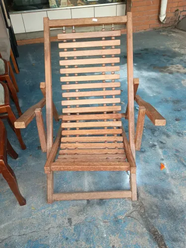 Espreguiçadeira de madeira