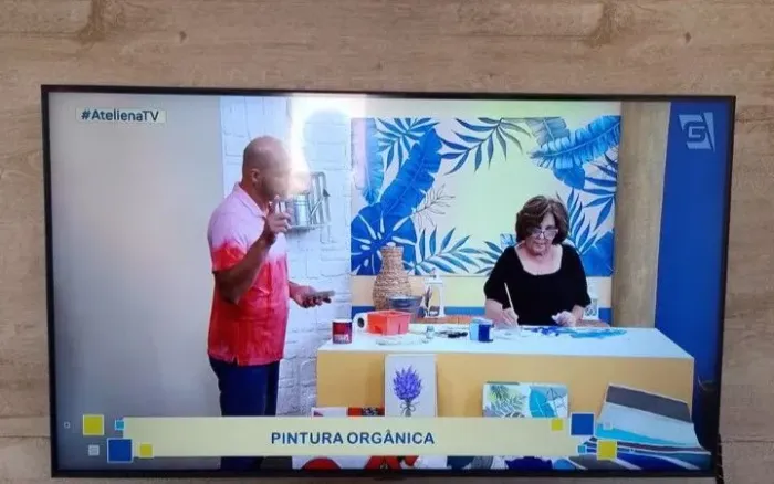 Vende se um a TV 43 Samsung cristal 4K muito bem conservada já vai com painel TV único don