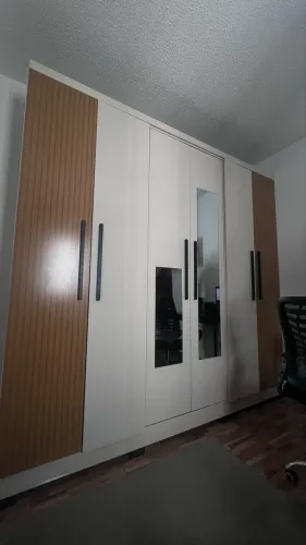 2 guarda roupas semi novos