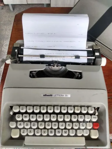 Máquina de escrever Olivetti 35