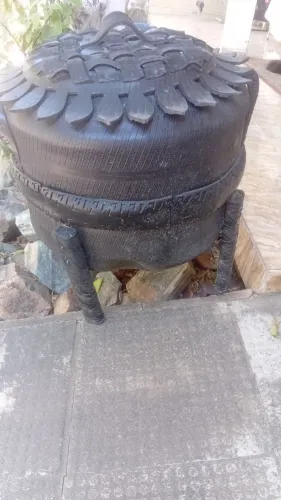 Vende-se lixeira feita de pneu,