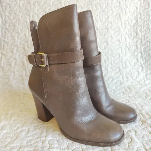 Bota de salto em couro marrom com fivela dourada Arezzo
