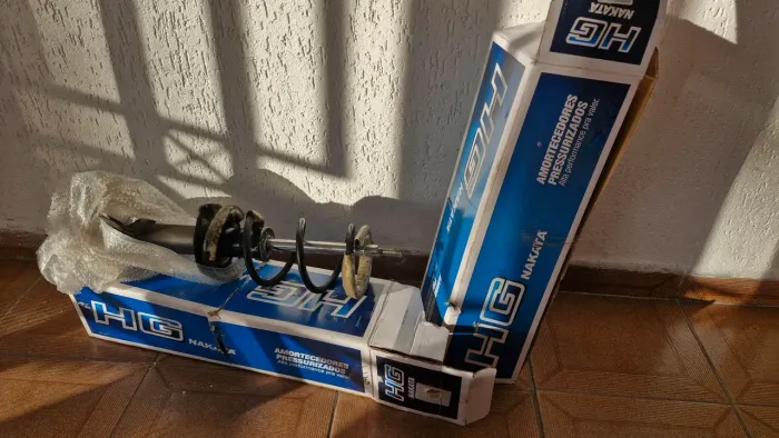 Kit de amortecedores automotivos para deixar o carro rebaixado.