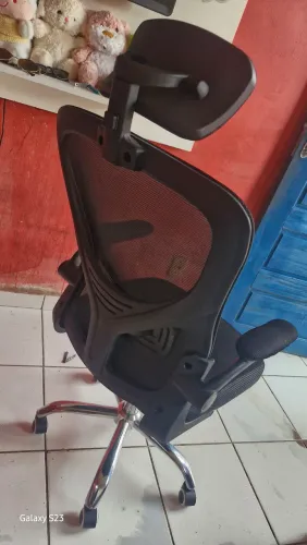 Cadeira ergonômica no precinho