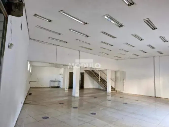Loja comercial disponível para locação no bairro Santa Rosa.