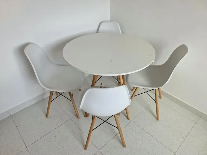 Vendo conjunto com 4 cadeiras