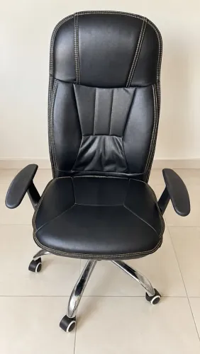 Cadeira Presidente de Escritório Preta com Base Cromada