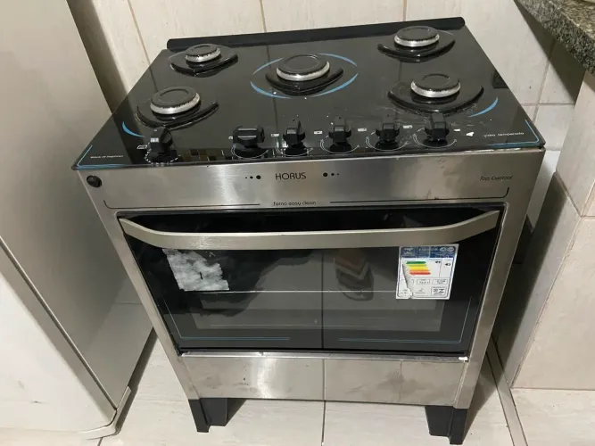 Vendo Fogão 5 bocas muito novo.