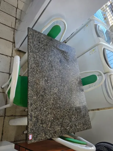Mesa de marmore com 4 cadeiras usadas