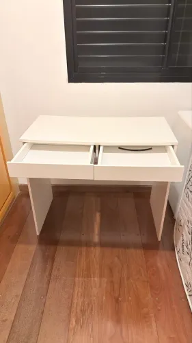 Escrivaninha branca com gavetas