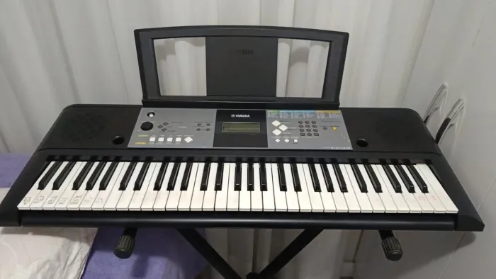 Teclado Yamaha PSR E233 ótimo estado 