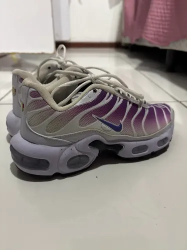 Nike Air Max TN Plus na coloração Purple Dragon.