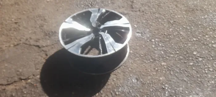 Vendo uma Roda aro 20 ,modelo tokyo volcano está trincado, aro 20 tala 7.5 furacao 5/114