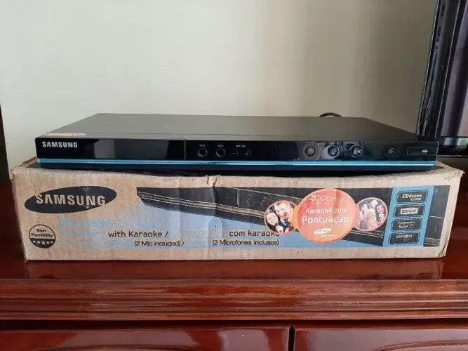 DVD Player Samsung modelo C450KS com Função Karaokê 2 Microfones entrada USB e 83 Filmes