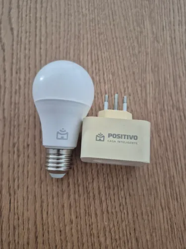 Kit Positivo Casa Inteligente - Lâmpada Smart + Plugue Inteligente Wi-Fi
