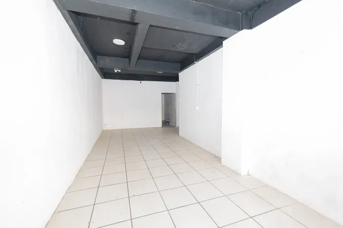 Parte inferior de prédio comercial para aluguel no Centro de Pelotas RS com excelente visi