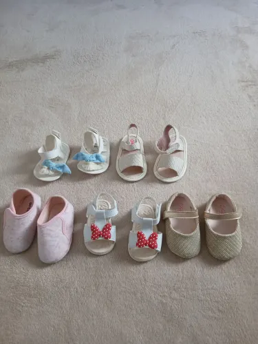 Sapatinhos e sandálias de bebê