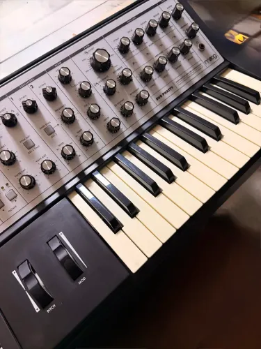 Sintetizador Moog Sub Phatty