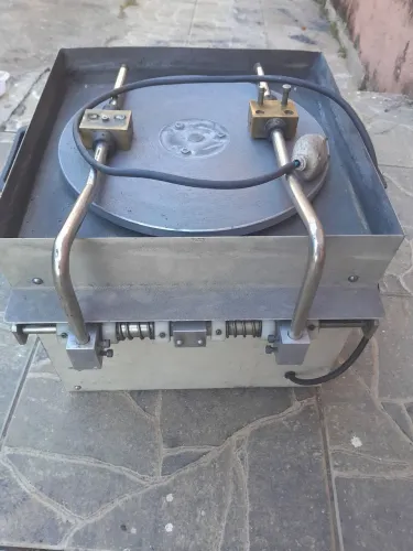 Vendo máquina de afiar lâminas.