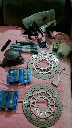 Discos de freios novos e mais dois acessórios novos de colocar no estrivo eu acho.