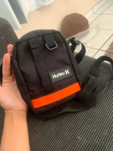 Bag/mini Hurley,preta com faixa laranja