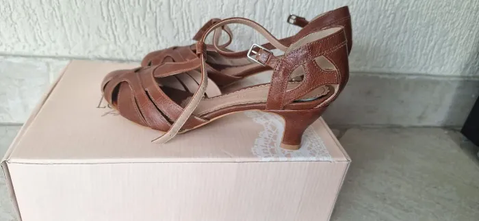 Scarpin salto baixo Lolita Pimenta Caramelo 38