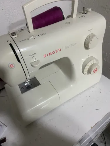 Máquina de costura singer fashion