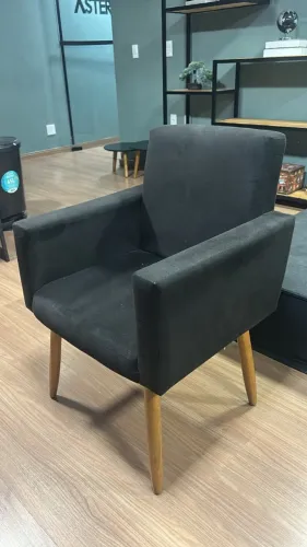 POLTRONA DECORATIVA ESTOFADA ESTOFADA BRAÇOS RETOS