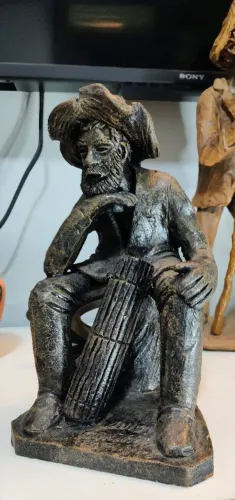Escultura Velho Pensador