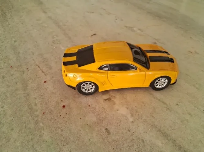 miniatura camaro amarelo scala 1:24 em plástico