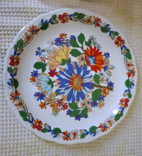 Prato de bolo em porcelana.