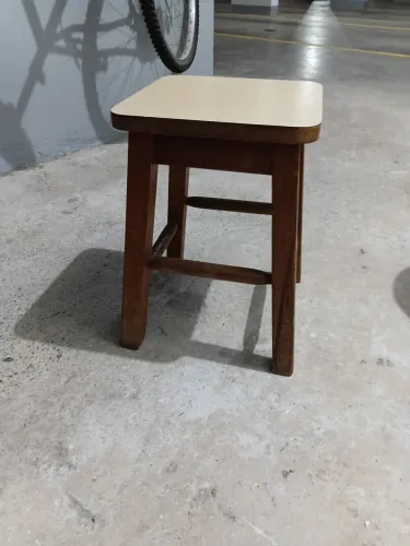 Vendo um banco de madeira forte