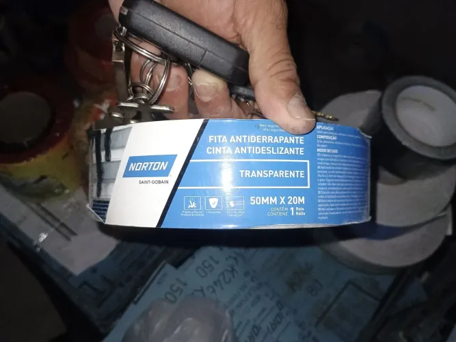 Vendo materiais diversos e placas de sinalização