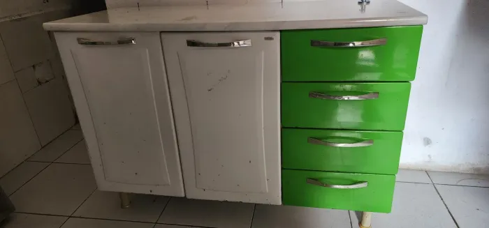 vendo um armário de cozinha semi novo muito bom 