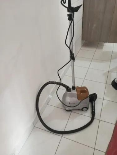 Passadeira de roupa a vapor.