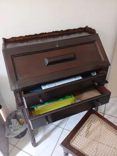 Vendo escrivaninha antiga com cadeira. Veja fotos