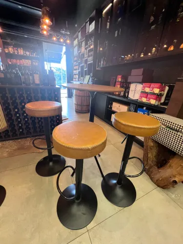 Mesa bistrô com 3 banquetas banco revestido