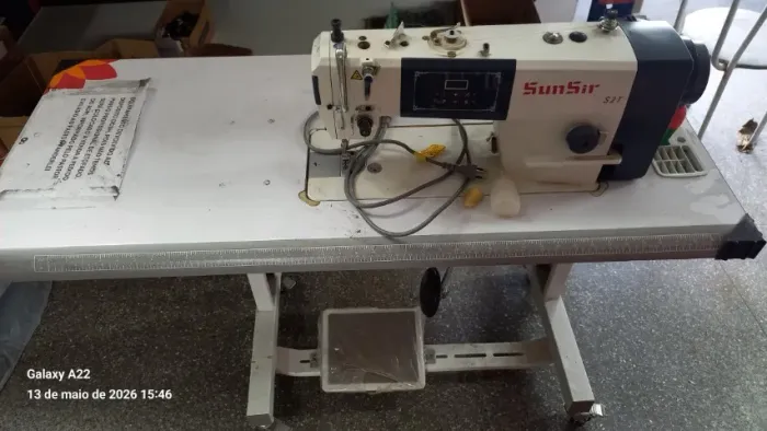 MAQUINA DE CUSTURA SUNSIR S2T, COM MESA E INSTABILIZADOR DE ENERGIA